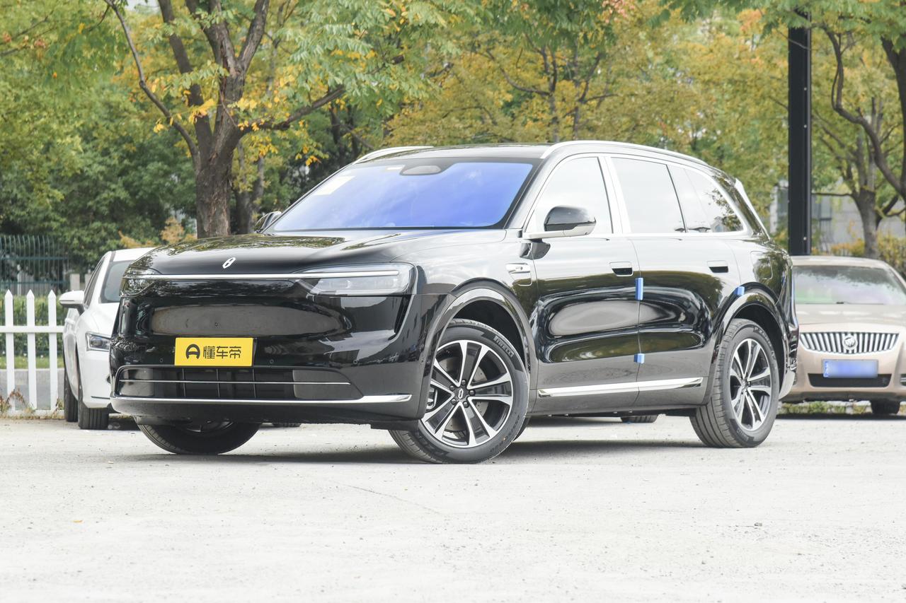 问界M7推出增程长续航版车型，官方指导价29.98万元起。新车定位为问界