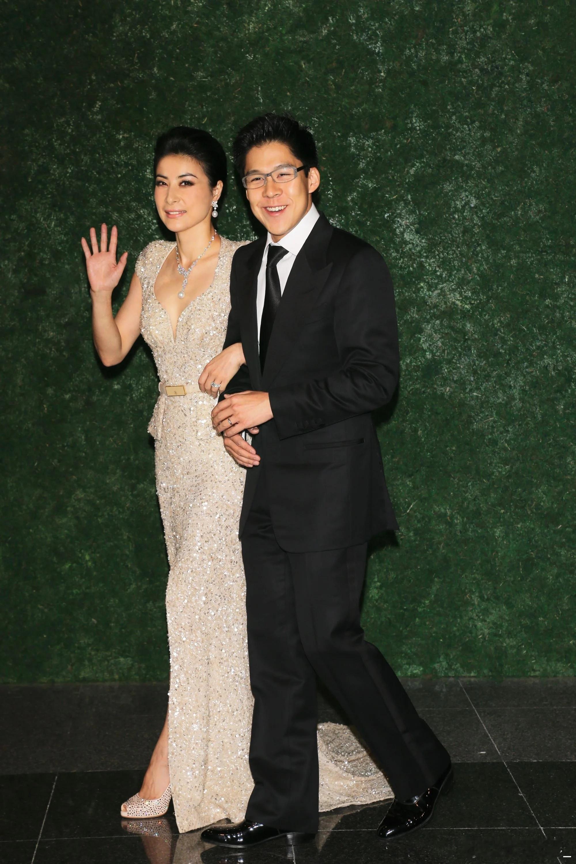 郭晶晶霍启刚婚礼 2012年， 婚礼，吴敏霞是伴娘，霍启山是伴郎