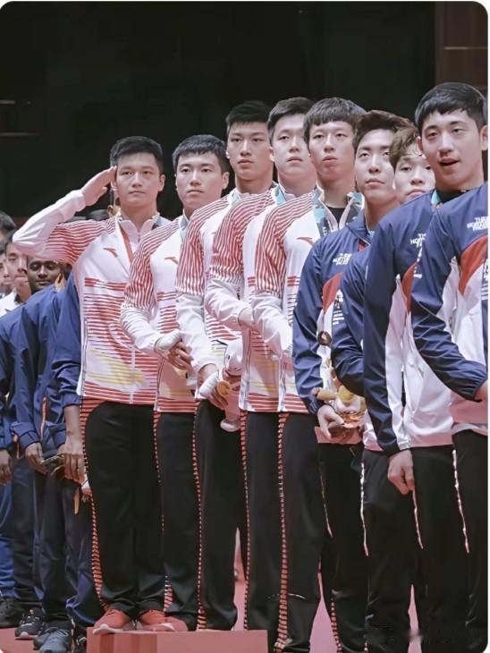 樊振东的军礼又正又戳心，满是赤诚与荣光。这一抬手，就是中国军人的榜样！这张照