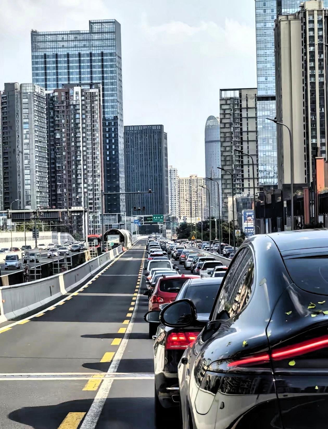 不学车，不买车的人，才是真精明的明白人。​​1、车不是资产，是钱老虎油钱