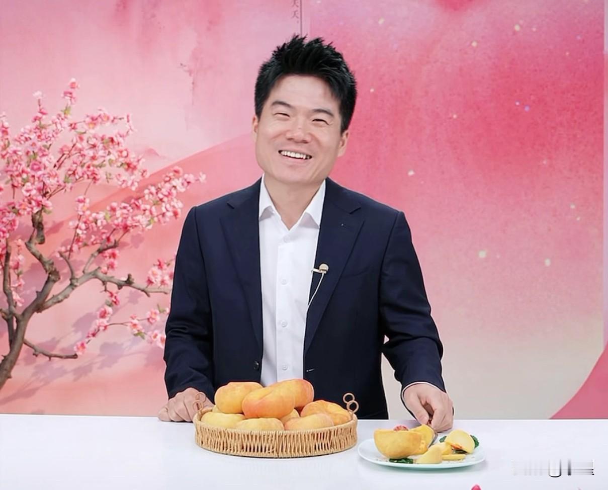 今天董宇辉终于上播了短短几秒直播间人数达到了10万+他说好久没上班了都有些生