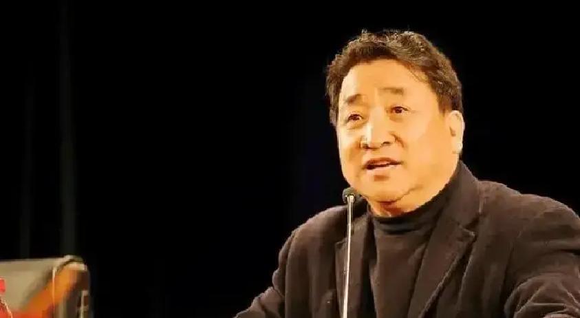 72岁，每月2万津贴还连跑12场凌晨四点起床化妆，飞机头等舱落地直奔彩排。