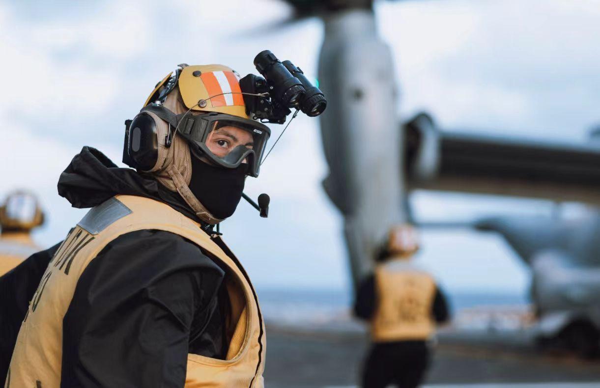 伊朗油轮就是紧贴着海岸线航行，一直向前就是巴基斯坦的瓜达尔港。但是，问题是，油轮