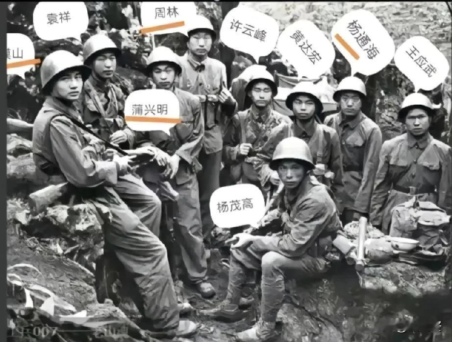 80年代，老山前线，出征前，班里九名战士留下了一张珍贵合影。硝烟散尽，从战场归