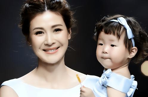 12年前，身家50亿的温州首富周旭辉，瞒着原配妻子看上“李云龙”的老婆童