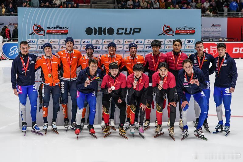 中国短道队锁定米兰冬奥会满额席位经四站世巡赛比拼，中国队锁定冬奥会短道速滑全部9