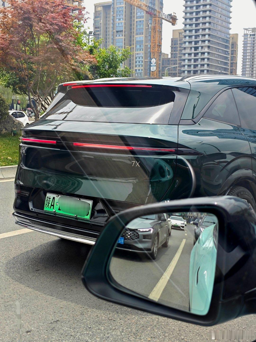 极氪7X这个角度越看越好看，ModelY今天被抓壮丁了，充当一下拍摄车。[dog