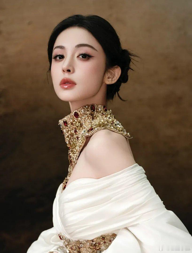 古丽娜扎：被这组造型美到失语i蓬松盘发搭配奢华金色镶钻颈饰，还有纯白露肩长裙，气