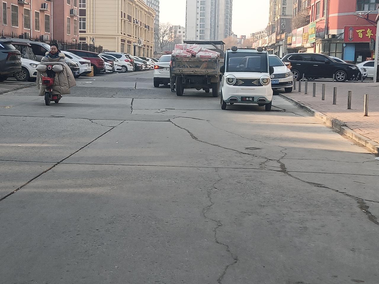 帽子叔叔轻而易举的超过了农用车，然后挡在前头，但是没有下车。后头的农用车上装