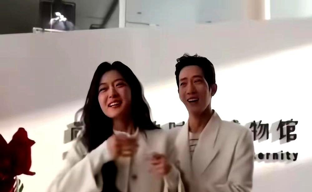 一个还在戏里哭到崩溃，一个早已抽身把通告打卡下班！这就是演员这行最残酷的地方，你的真心只是别人的上班