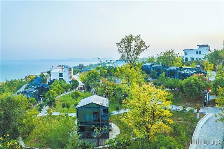 在河南也可以“看海”了，民宿热已经席卷全省。其中南阳市淅川县的官福山居民宿，因