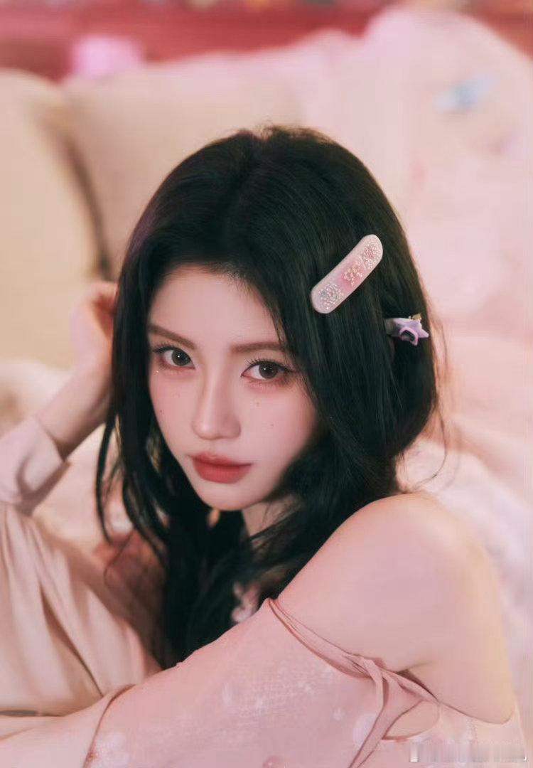 陈都灵怎么哭得乱七八糟的有人哭是梨花带雨，陈都灵哭是乱七八糟但可爱到爆炸。这兔