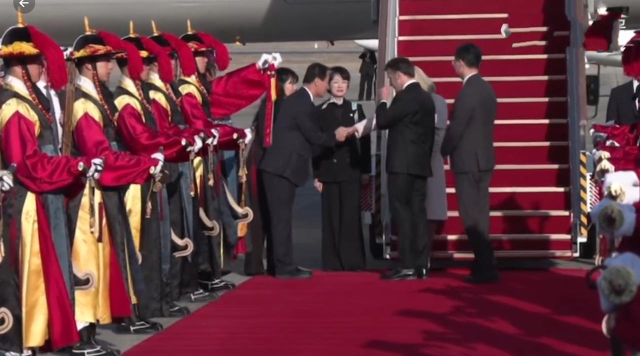 马克龙抵达韩国机场，走下舷梯后却被翻译小姐姐抢镜！4月2日马克龙从日本抵达韩国机