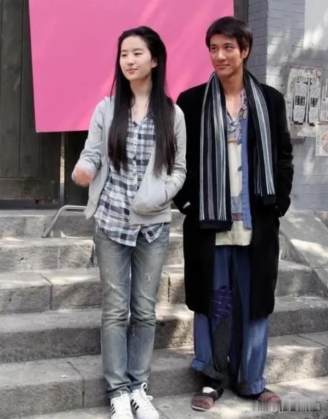 当时23岁的刘亦菲与王力宏一起为电影《恋爱通告》路演时合影，刘亦菲真的是随便穿什