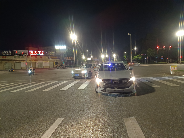 出车祸车牌坏了先申请车牌还是兄弟们又被别人撞了然后车牌坏了，要等车修好了再换车