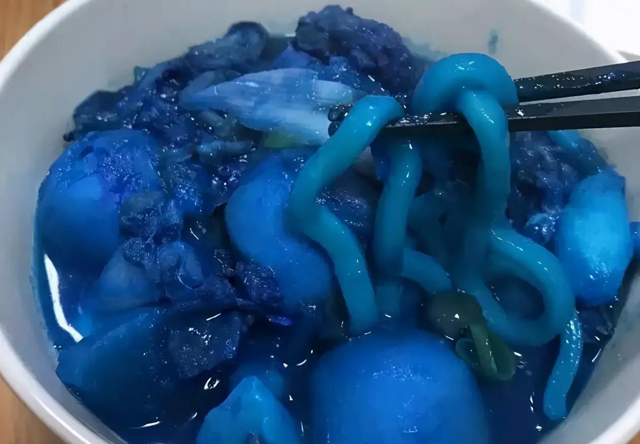 蓝草莓、黑米饭、绿可乐……当食物“换皮肤”的那一刻，你的胃为何直接按下“拒绝键”