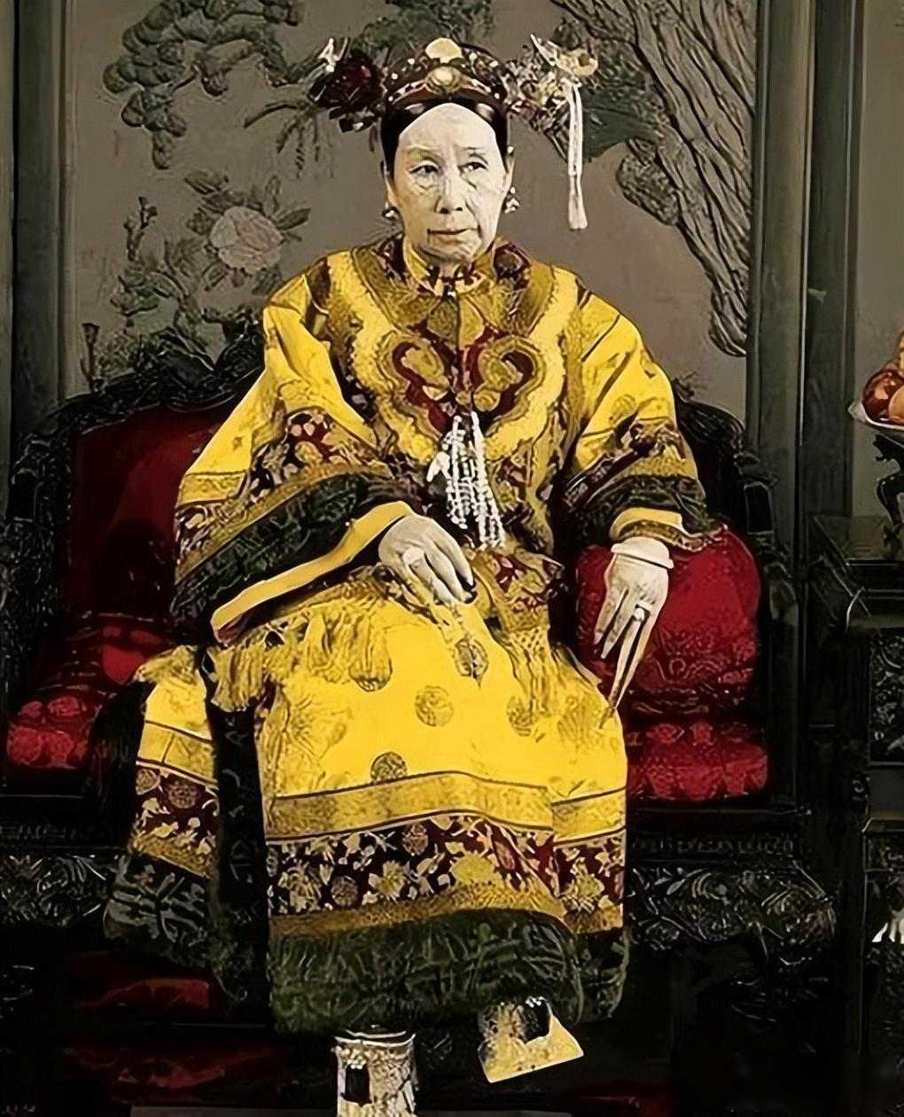 当年，慈禧每次洗澡后，房间只留李莲英一人，房间里还会传出慈禧嬉笑的声音。一时