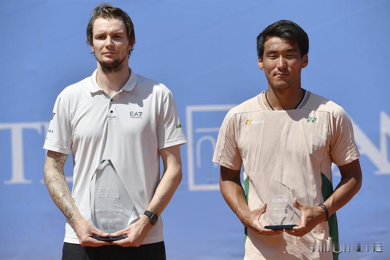 网球比赛最新动态🆕⬇️⬇️刚刚结束的男子单打首轮，头号种子浙江选手布云朝克