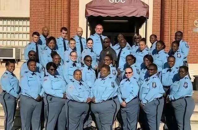 三十多年前的美国人和现在的美国人差别很大啊。有人调侃一些美国人有一米宽的屁股