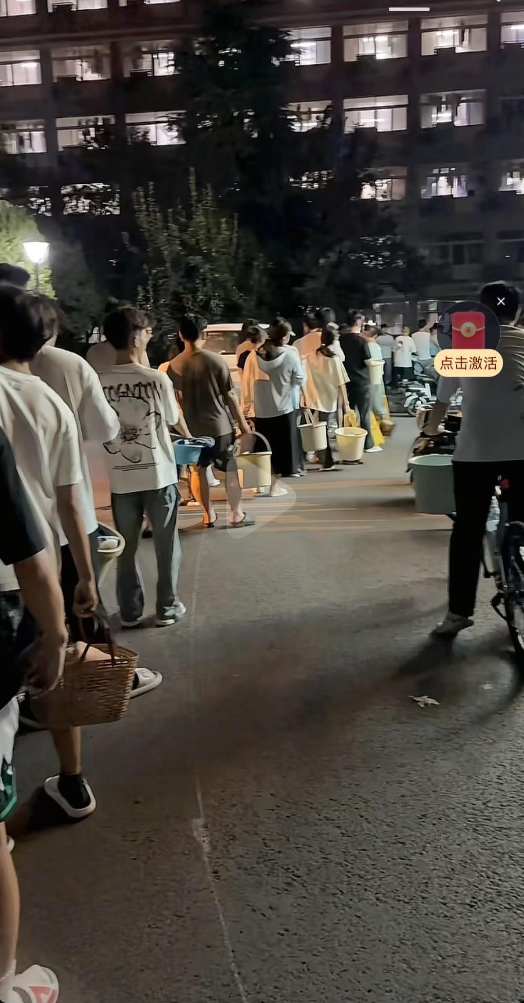 这是蚌埠学院排队洗澡的壮观场面，南方人实在消受不起，吓得瑟瑟发抖，难怪有的孩子回