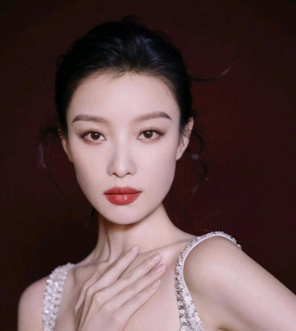 当年，张艺谋问倪妮：“你愿不愿意跟我生活三年？”倪妮答应了，随后跟着张艺谋去南京