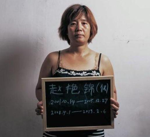 2013年2月，河北高阳县看守所门口，李建军终于等到了妻子赵艳锦的身影。他接过判