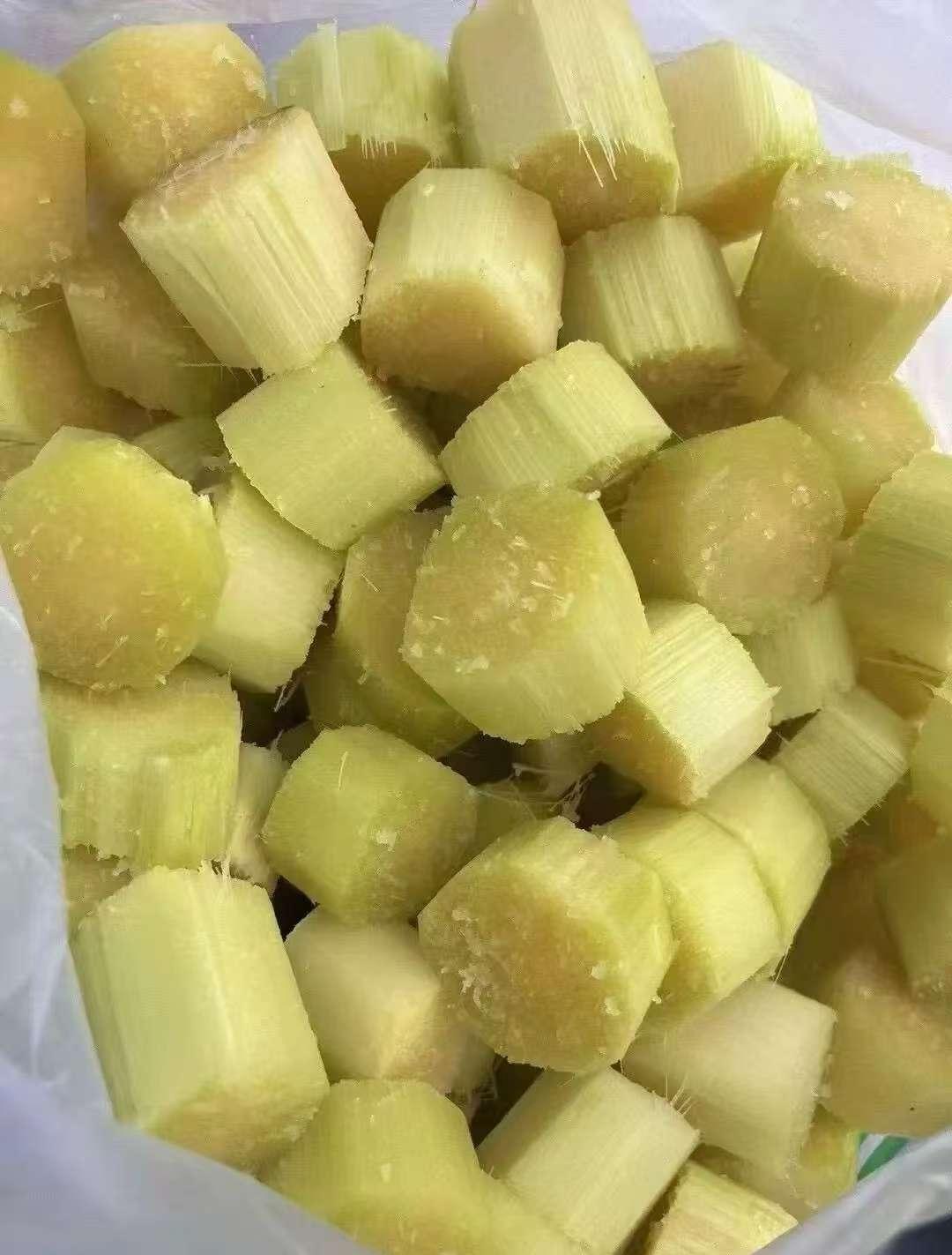 喜欢吃甘蔗的人吃甘蔗一定要适量老公昨天拎回一兜青皮甘蔗，削皮后切成一小节