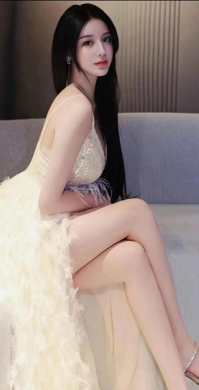 笑话：一天傍晚，有三个寡妇站在路边屋檐下闲聊。第一个寡妇说：“我家里的电风扇都知