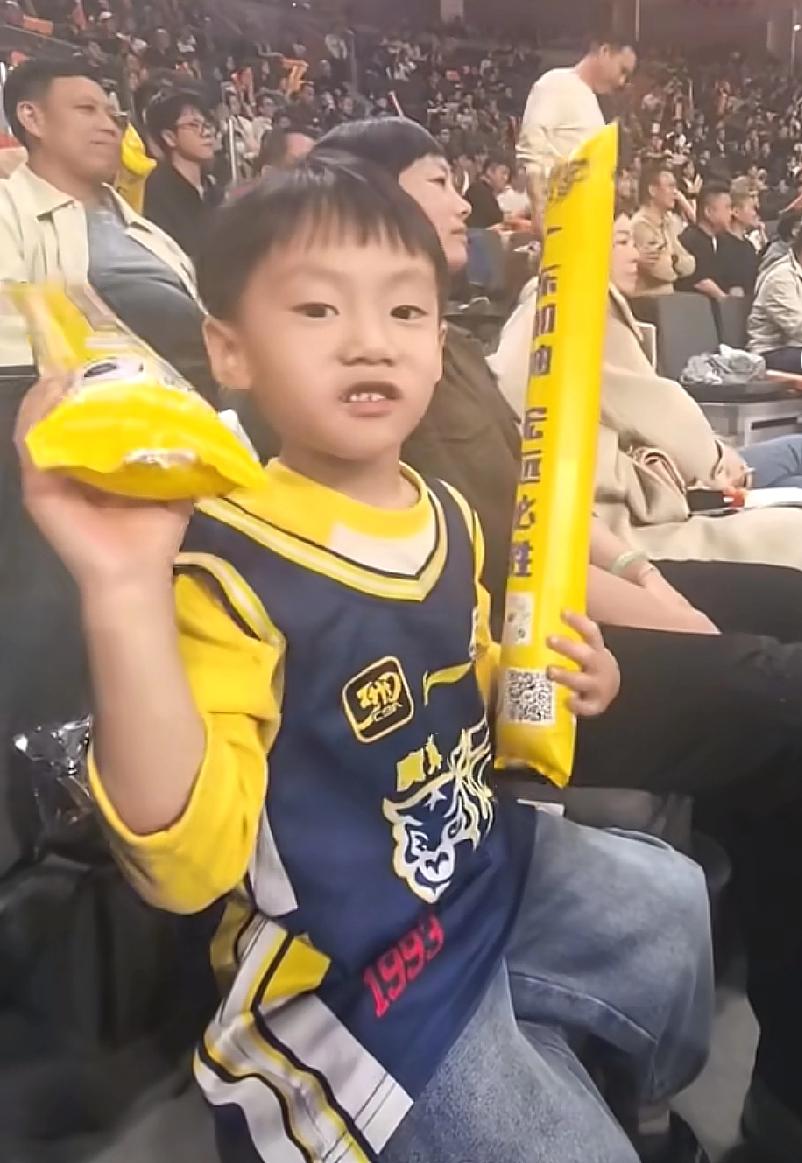 徐杰外甥看球会喊“防守”，被球迷当成团宠徐杰姐姐有两个视频号，里面杨bb的