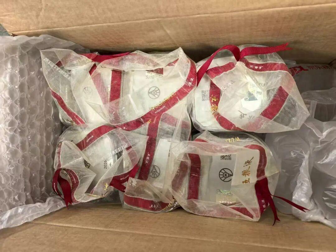 上海虹桥这边有对夫妻，一天之内收了十七个快递包裹，堆起来整整十五箱茅台和五粮液，