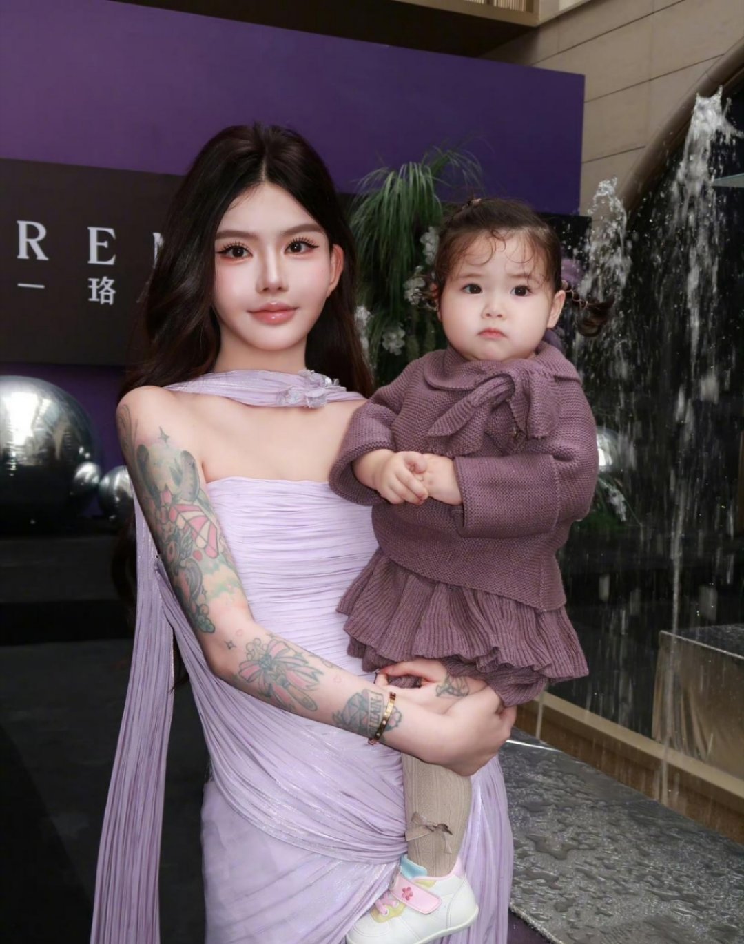 韩安冉带两个女儿参加新店开业，两个女儿都像了各自的爸爸，小女儿长得很像混血儿