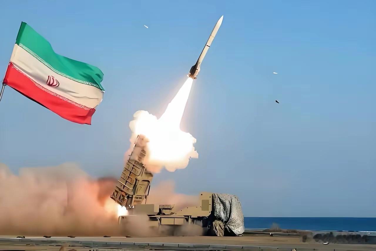 很多人觉得伊朗的选择费解，其实背后全是现实枷锁下的精准算计。不是不想先动手，是根