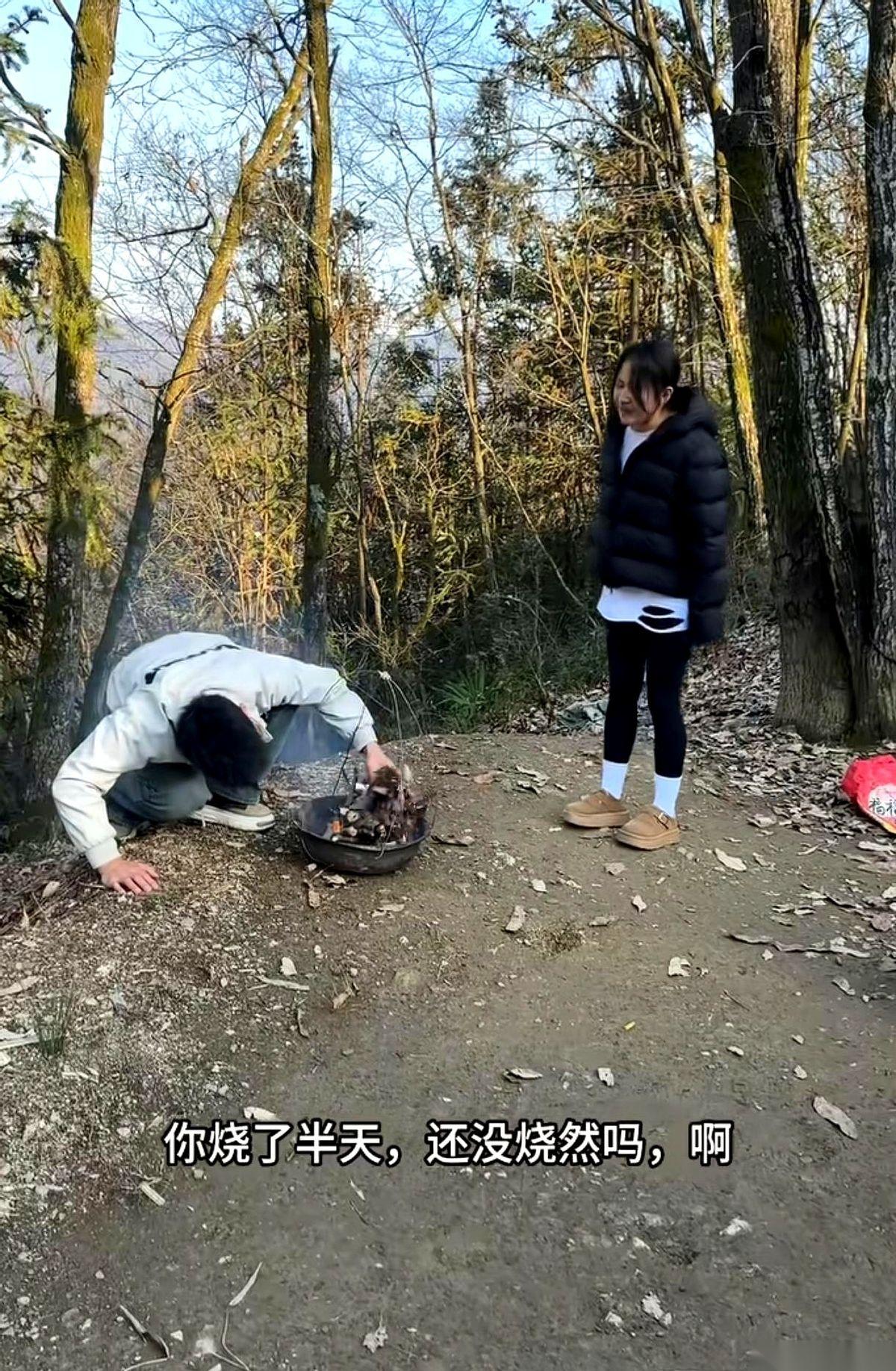 我算是看明白了，有些老公娶回家，真的就是为了凑个人数。一个大男人，趴地上撅着屁