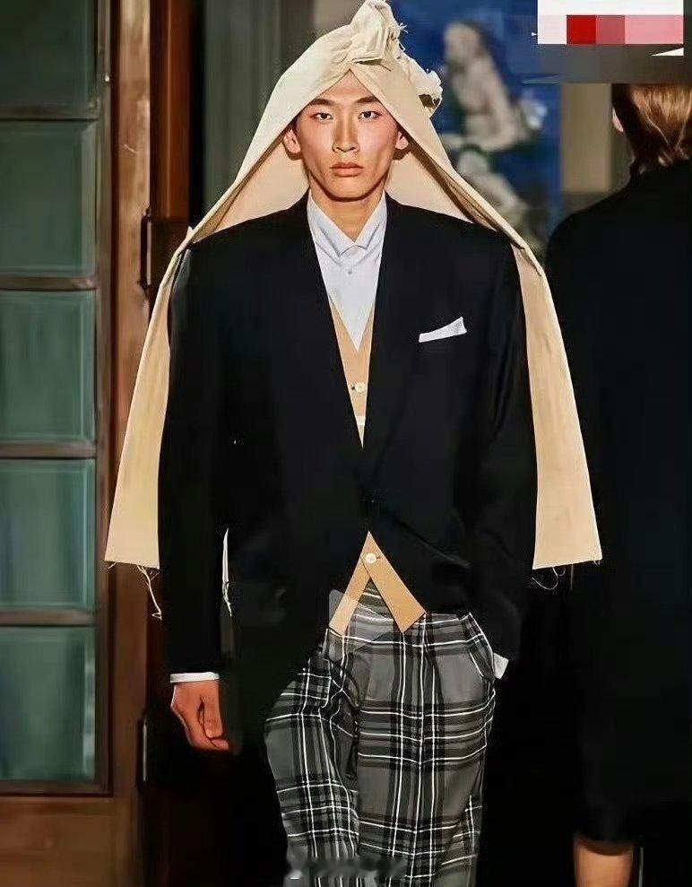 有人说巴黎世家这个头巾，在中国一个也卖不出去我看未必吧