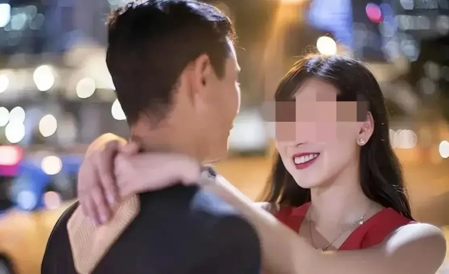 冲动是魔鬼！陕西铜川，一男子因发现妻子和女儿上了情夫的车，遂一怒之下持扳手砸向对