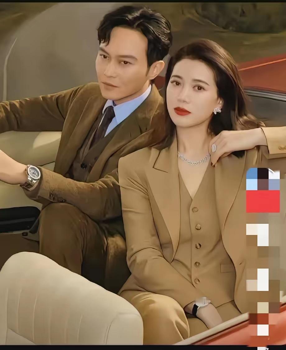 袁咏仪不化妆时，觉得张智霖帅到不行；一上妆，整个人气场拉满，就觉得一般人根本配不