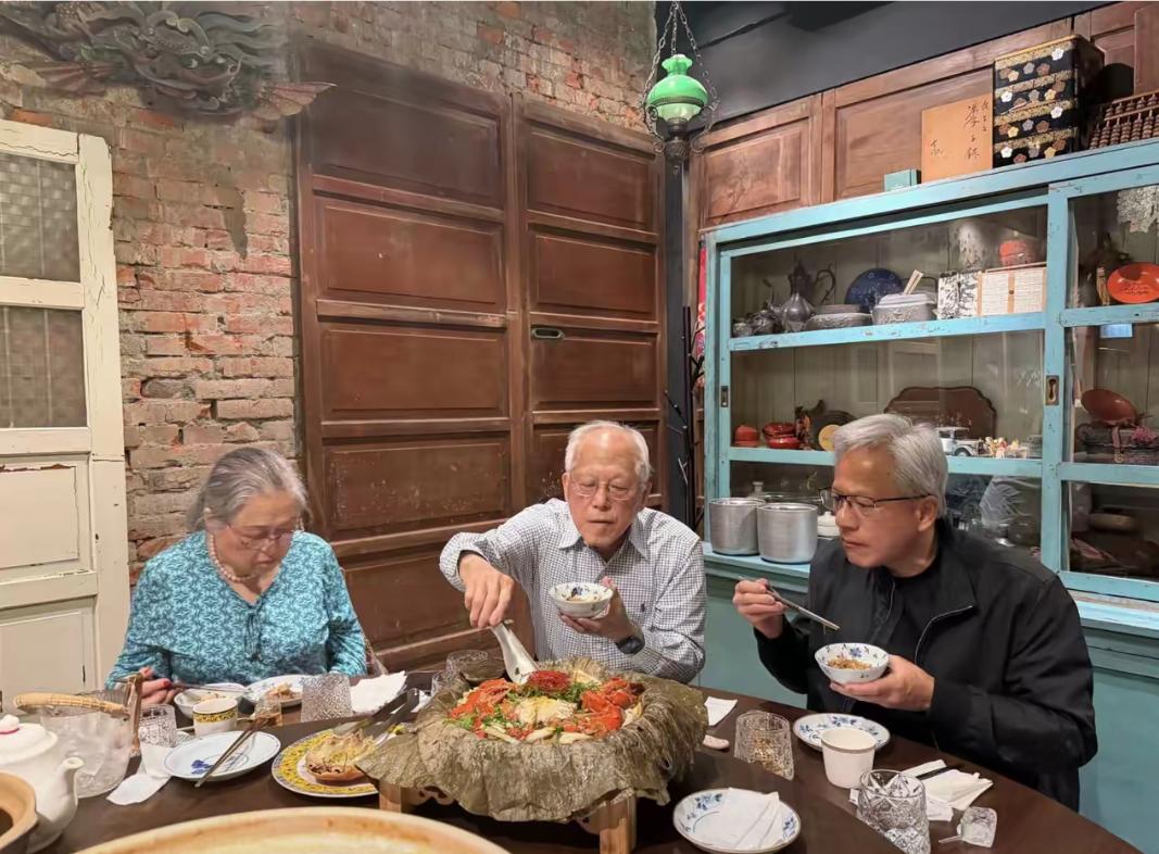 63岁英伟大总裁黄仁勋回中国台湾，和年迈的父母一起聚餐的一幕，96岁黄兴泰状态很