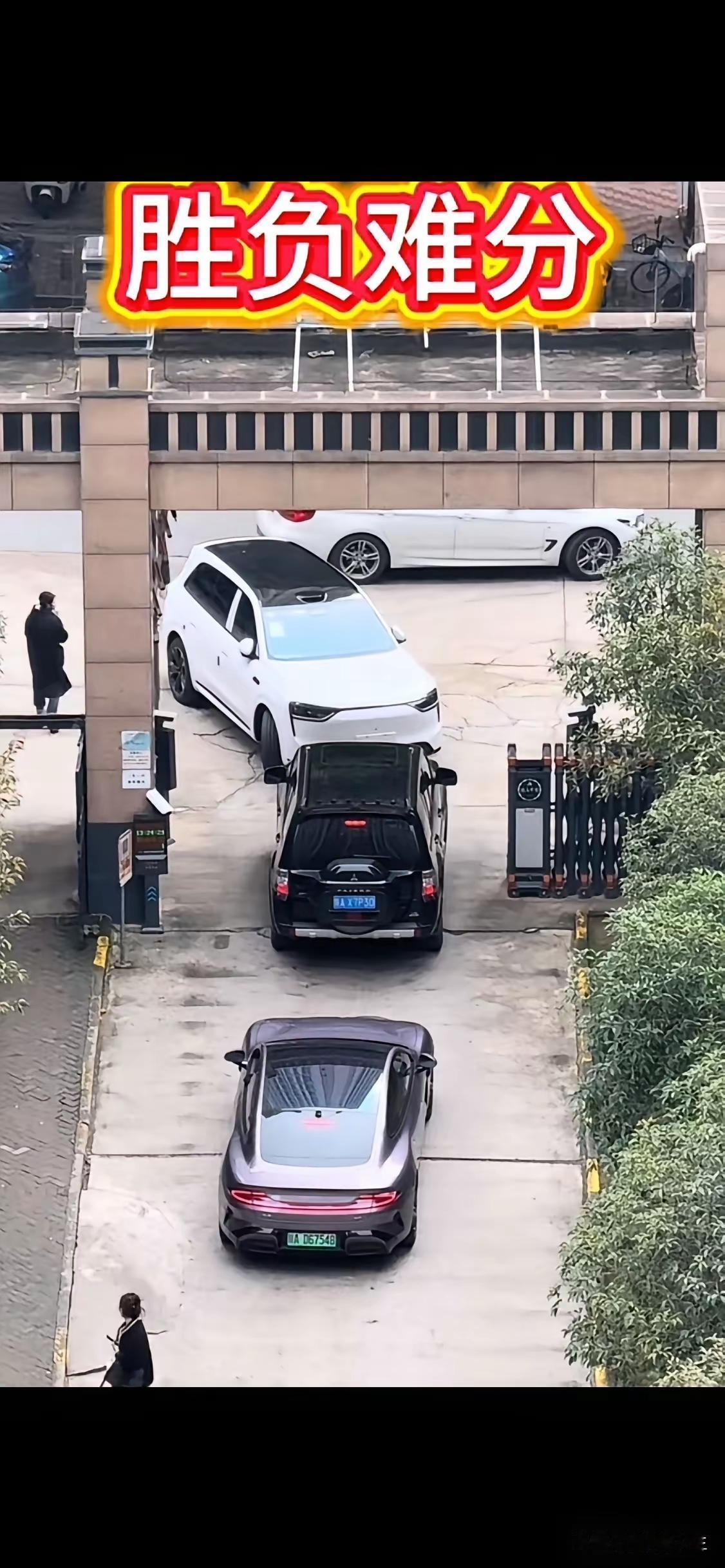 奇怪了，这两台车究竟是谁撞谁才能撞成图2那样的？[捂脸哭]