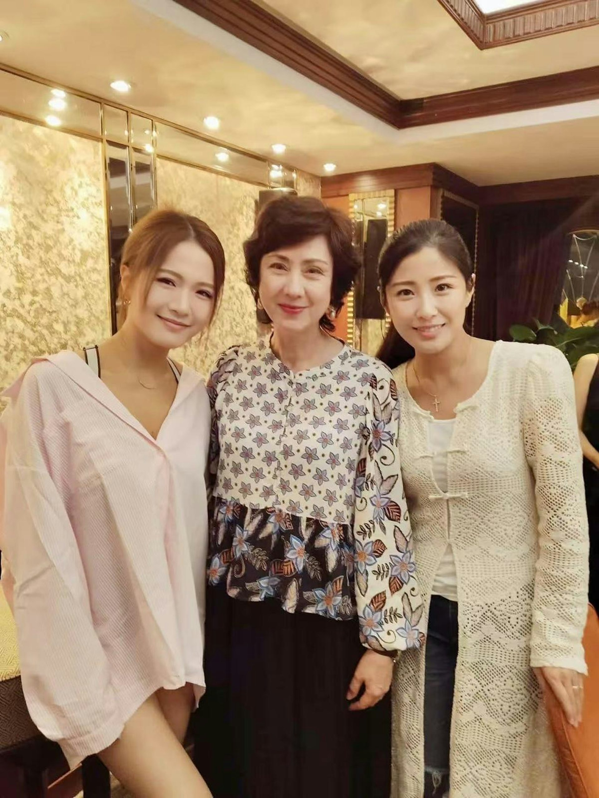 洪金宝老婆高丽虹，香港影坛曾经的“打女”，状态好好啊。​​​