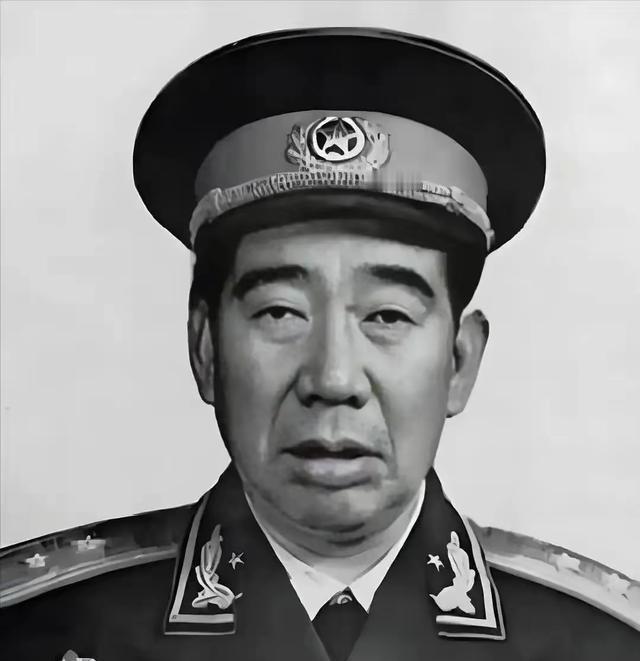 在开国将帅里，杨国夫的出身很特殊：他是红四方面军的老团长，却在长征最关键的岔路口