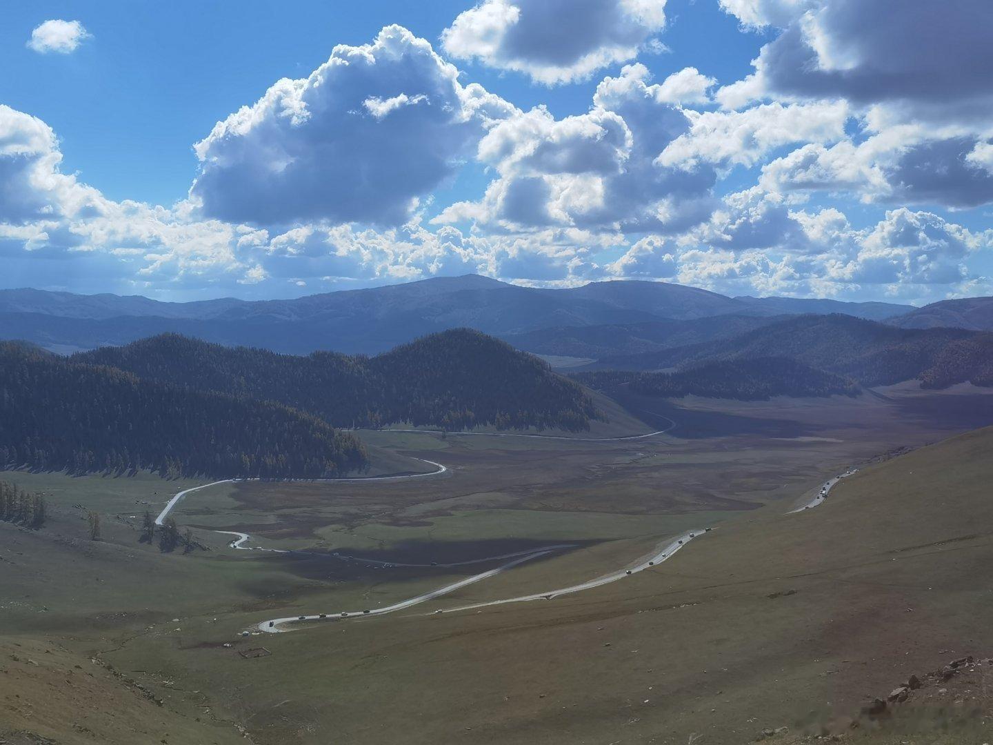 Day3阿禾公路和禾木村阿禾公路串联7种地貌：雪山、高山草原、湿地、峡谷、泰加原始森林、河谷、石林沿