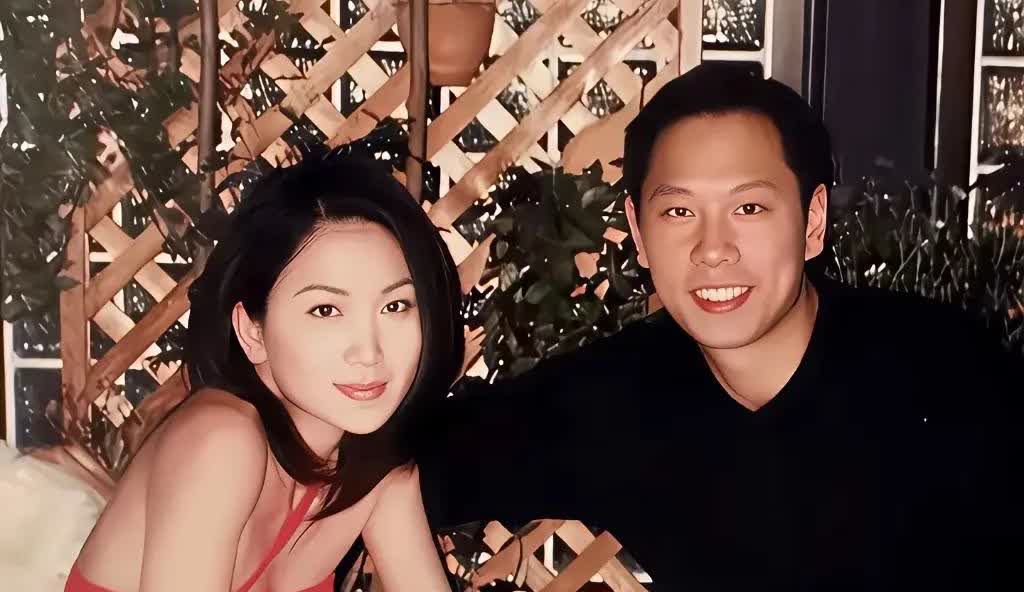 温碧霞的丈夫在年轻时曾是英俊潇洒，随着二十年的时光流转，自然的老去。而温碧霞本人