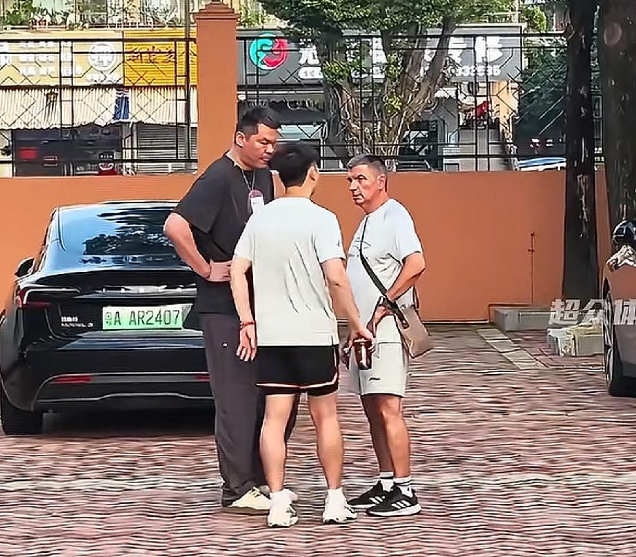 没想到朱芳雨要回广东宏远上班了！这是他亲口说的。虽然他没说担任什么职位，但仔细想