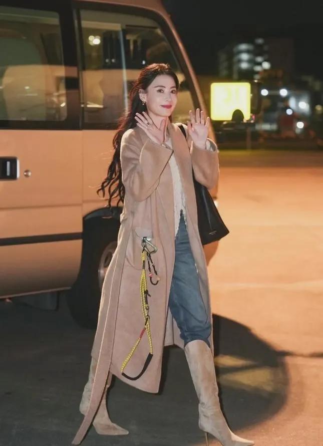 张柏芝的驼色大衣穿搭，美到发光！46岁的她，用一件驼色大衣，搭配牛仔裤和长