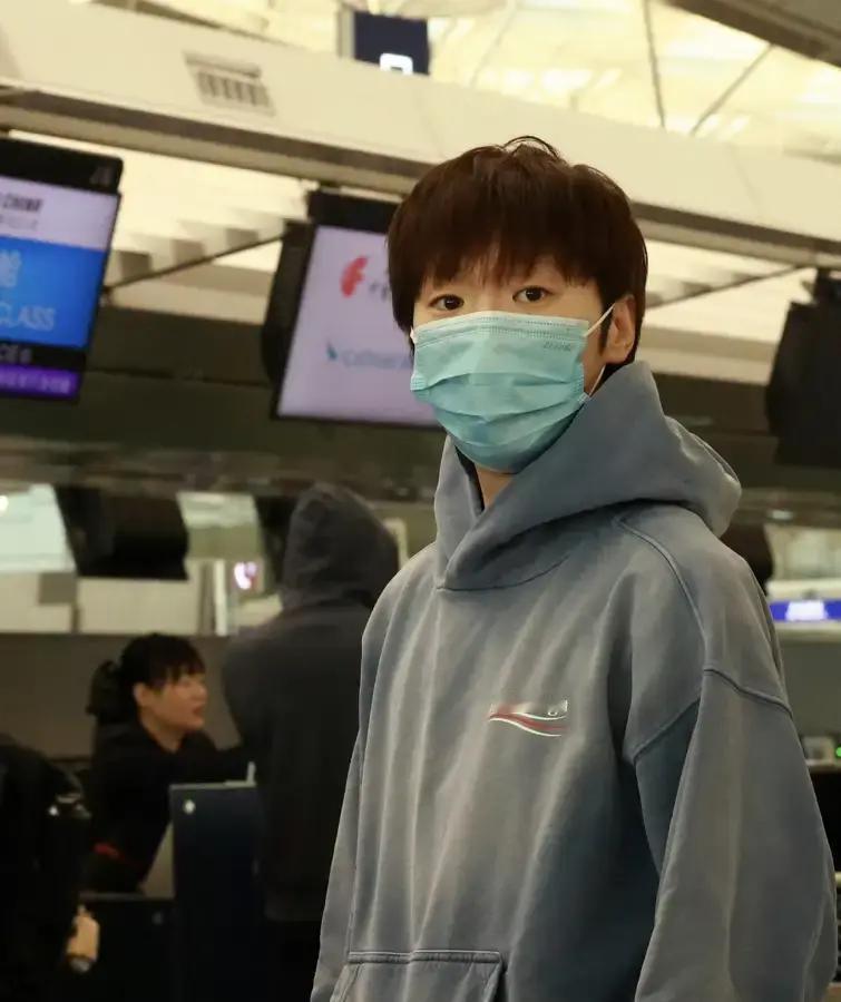 王曼昱刚在香港拿了冠军。肩伤立马就犯了。那是旧伤。队医紧急处理了。但没几天