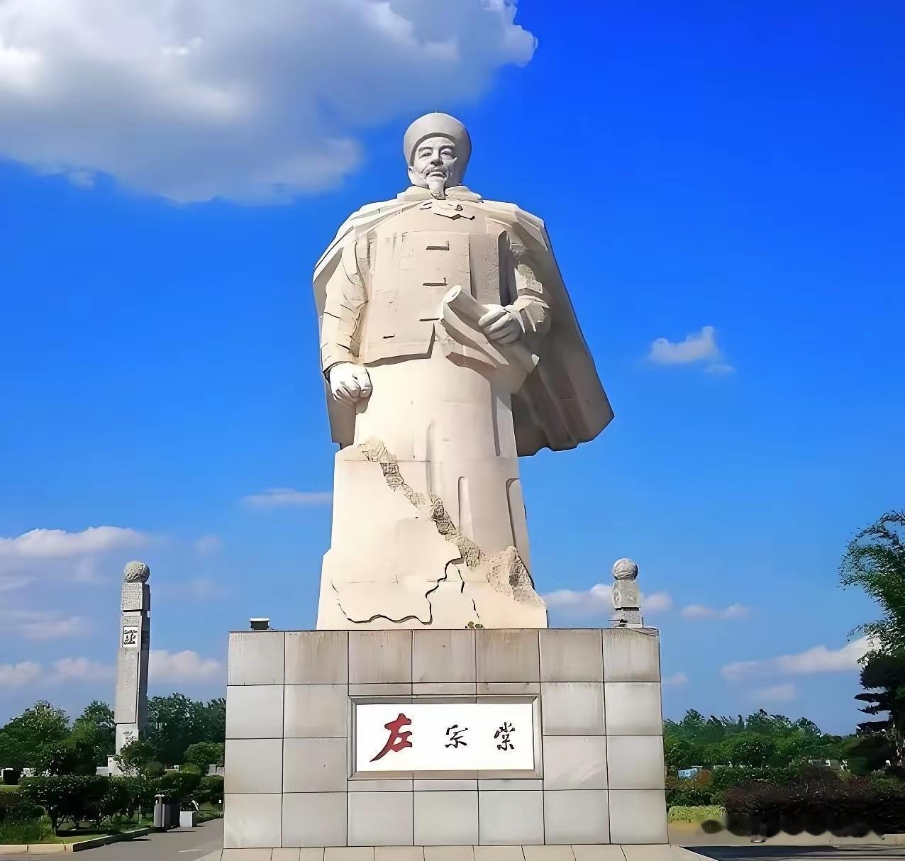 慈禧太后屏退左右，问了左宗棠一个极其尖锐的问题：“花了三千万两白银，死了两万将士