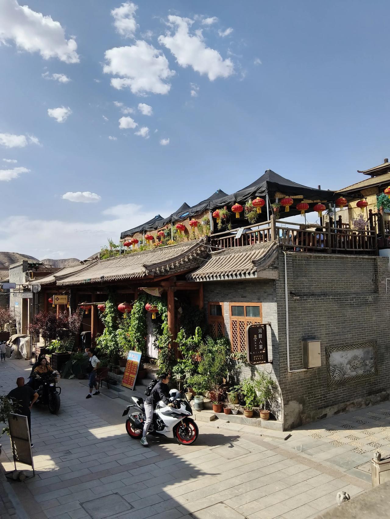 这个季节里，无论你走在哪里，景色都非常的美，家现在看到的就是兰州的河口古镇，这景