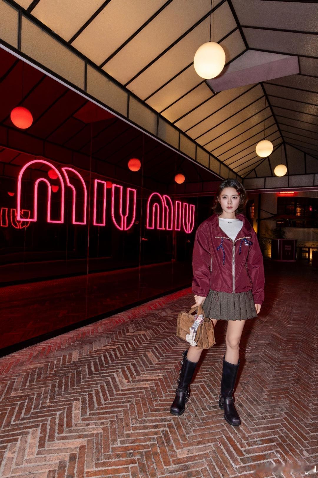酒红色冲锋衣+格纹百褶裙，赵今麦把学院风与街头感完美融合！👢宽松外套搭配长