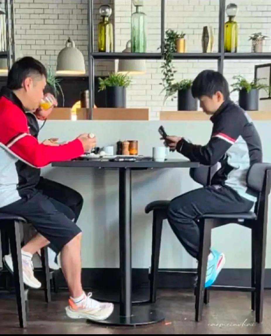 刷到莎莎和邱指导在餐厅的图啦～两人坐在高脚凳上，腿短到够不着地，像可爱小团子🍡