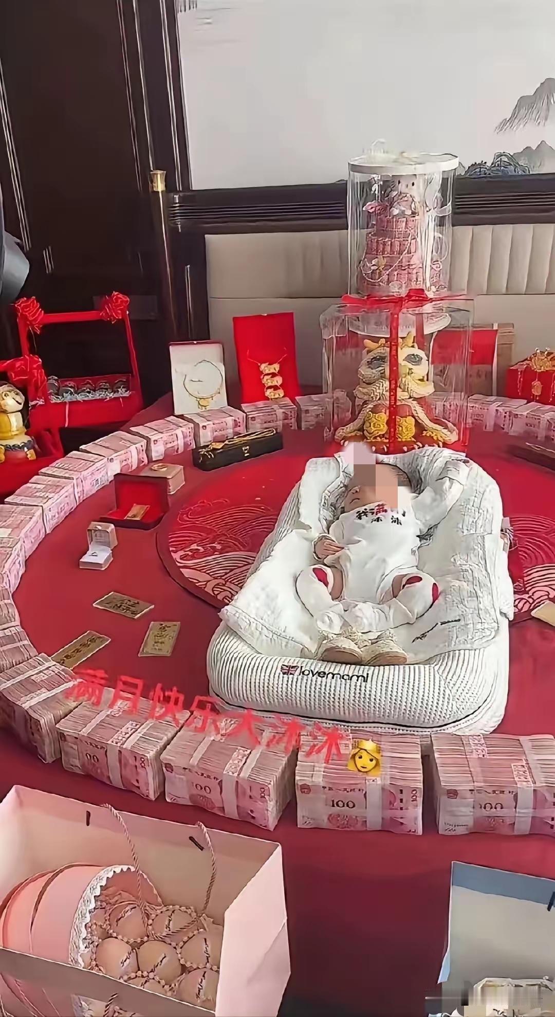 宝宝一出生就是富翁这是宝宝的满月照，宝宝躺在摆放好的睡床上，周围摆放了几百万